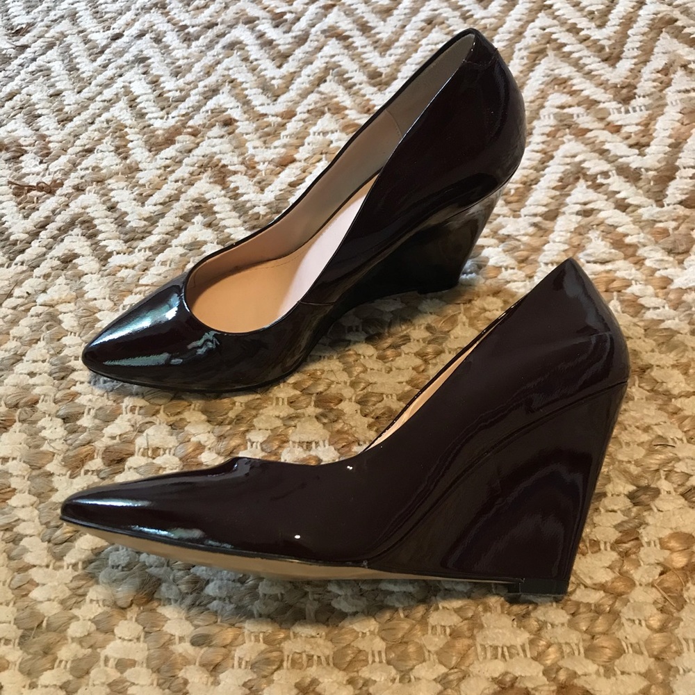 Pour la Victoire burgundy patent leather wedge